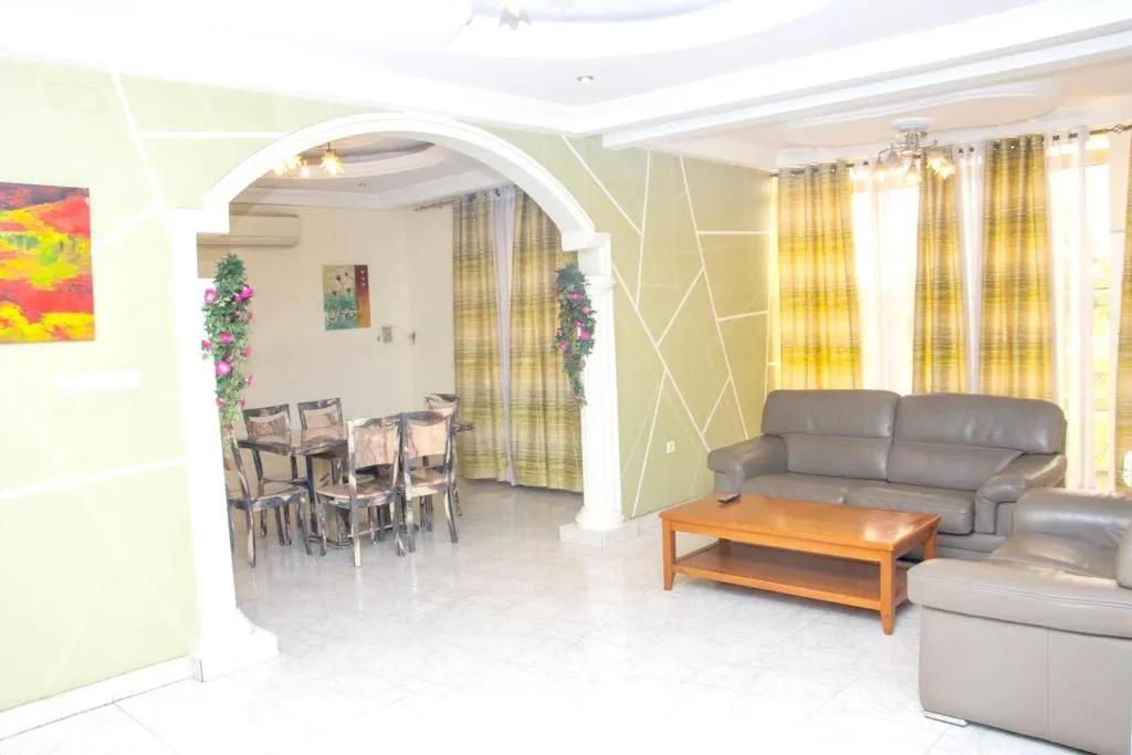 Image 2 of Appartement de 3 chambres avec balcon et wifi a KinshasaELv