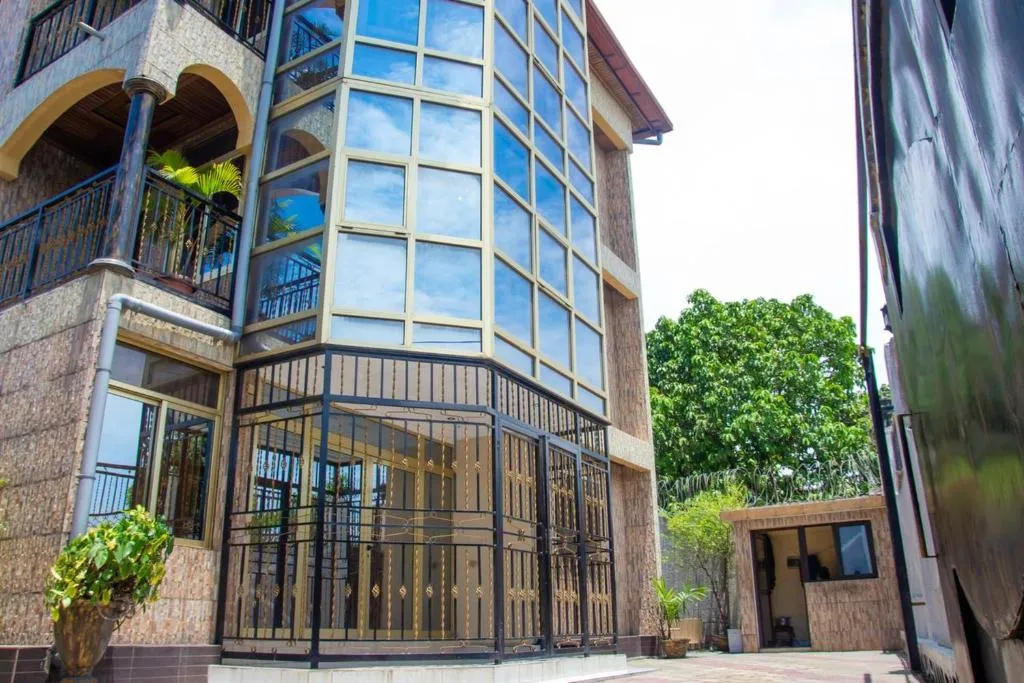 Image of Appartement de 3 chambres avec balcon et wifi a KinshasaELv